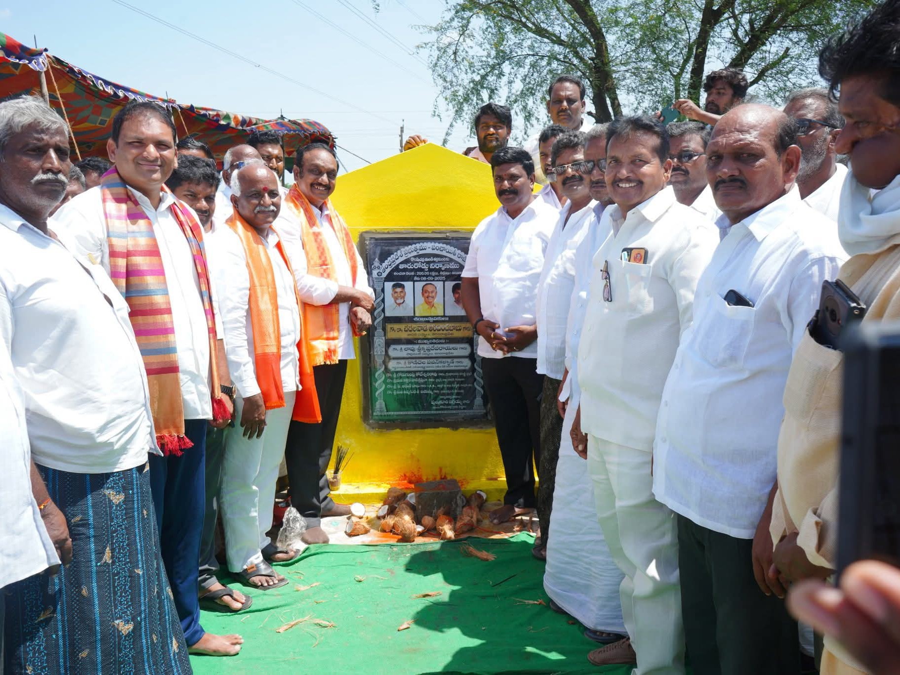 రహదారి నిర్మాణానికి శంకుస్థాపన చేసిన ఎమ్మెల్యే