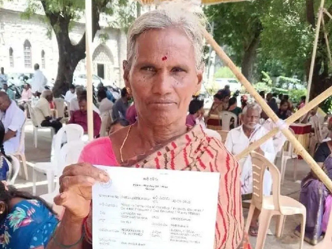 భూమి అక్రమ రిజిస్ట్రేషన్‌పై మహిళ ఫిర్యాదు