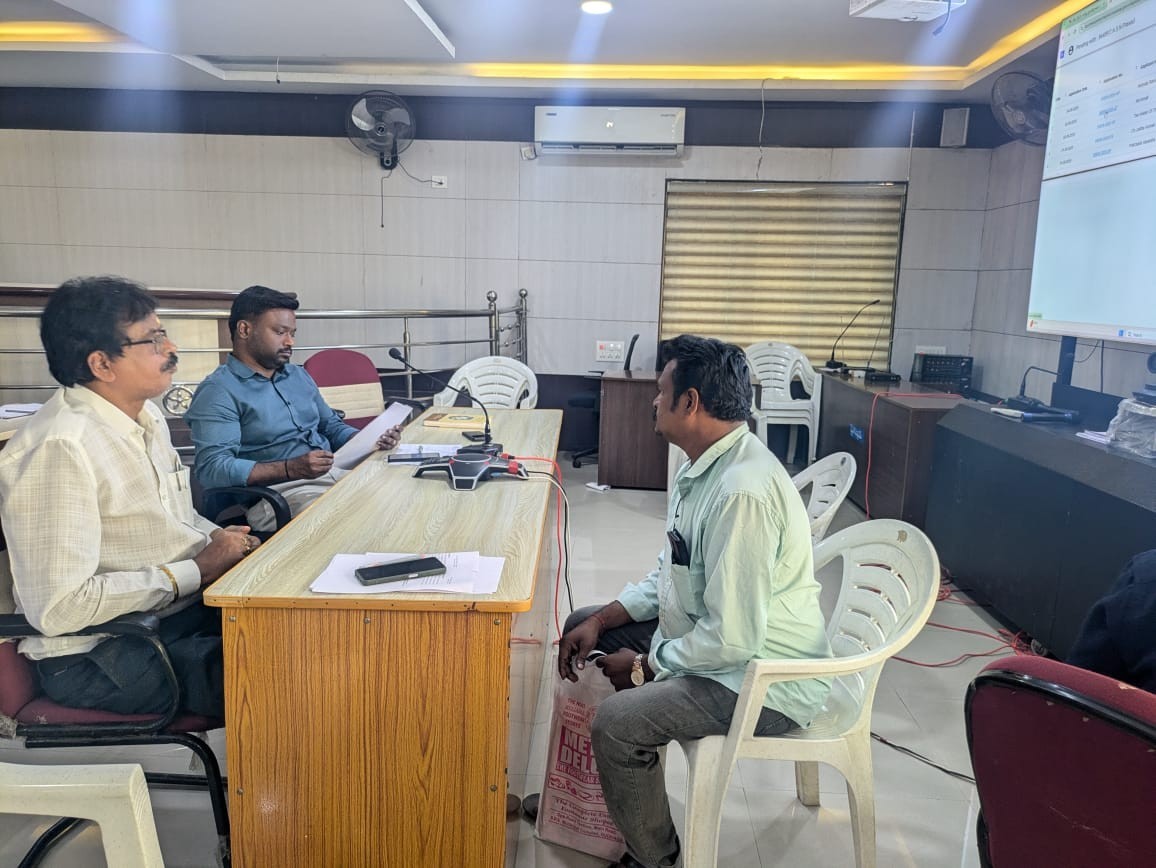 గుడివాడలో అర్జీలు స్వీకరించిన మున్సిపల్ కమిషనర్