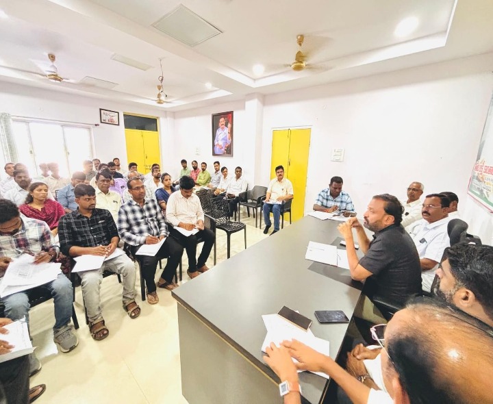 అధికారులతో సమీక్షా సమావేశం నిర్వహించిన ఎమ్మెల్యే