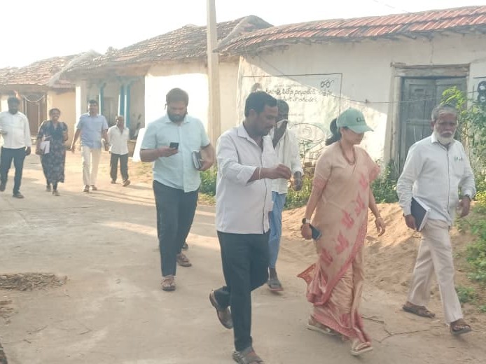 ఇందిరమ్మ ఇళ్లను పరిశీలించిన అదనపు కలెక్టర్