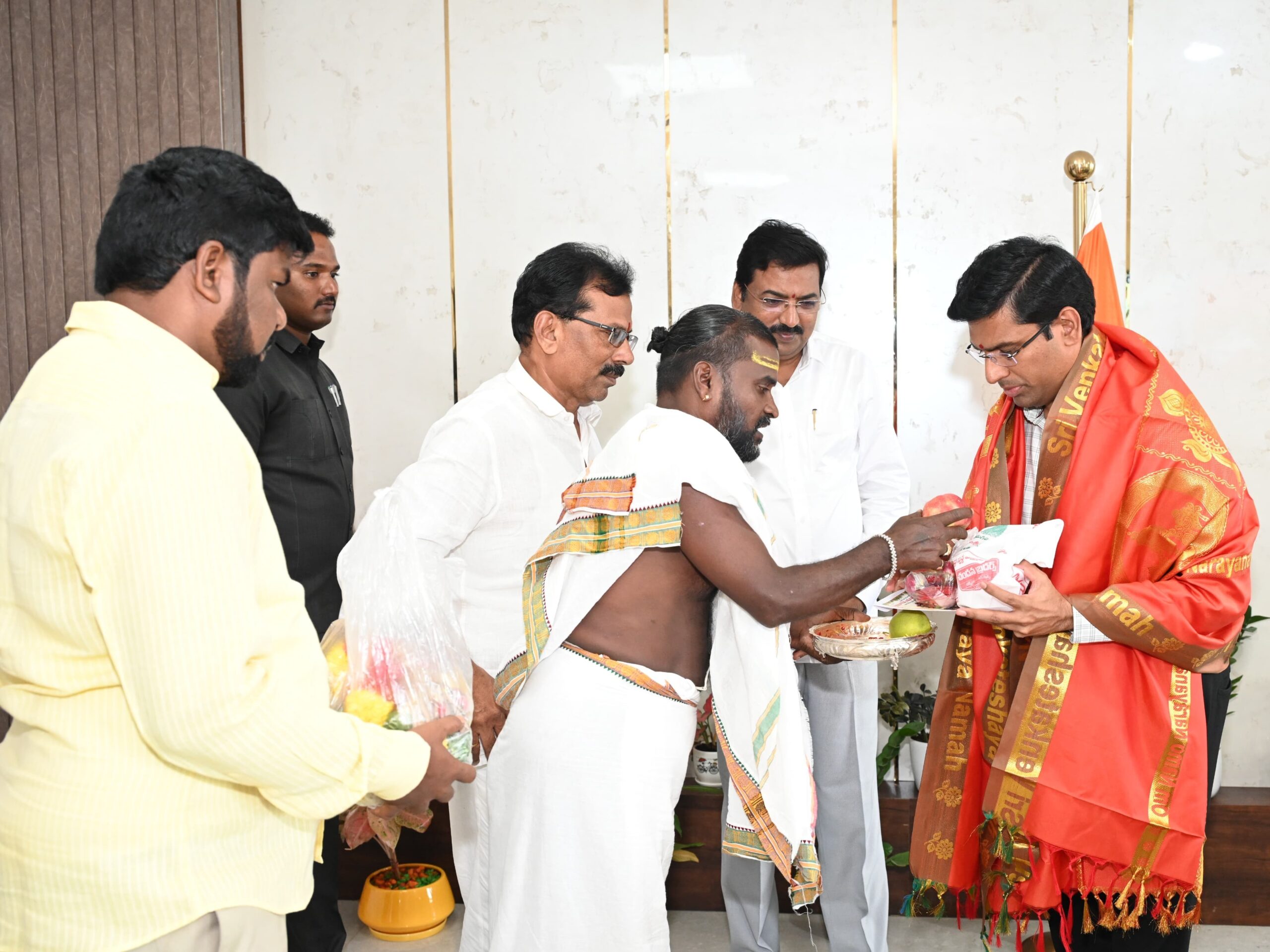 కలెక్టర్‌కు గంగమ్మ జాతర ఆహ్వాన పత్రిక