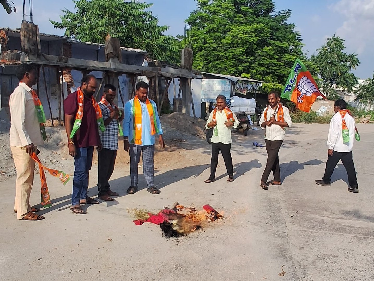 ఉరుమడ్లలో మంత్రి దిష్టిబొమ్మ దగ్ధం