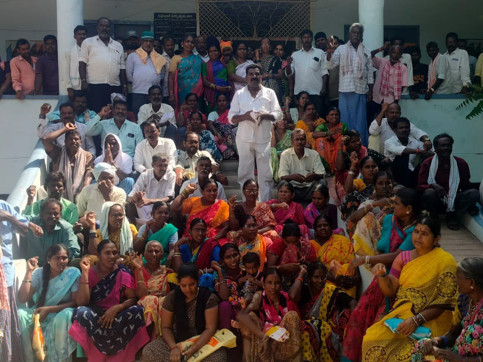 ఇళ్ల స్థలాలు పంపిణీ చేయాలని ధర్నా