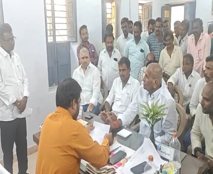 ‘చెరువులో జరుగుతున్న అవినీతిని అడ్డుకోండి’