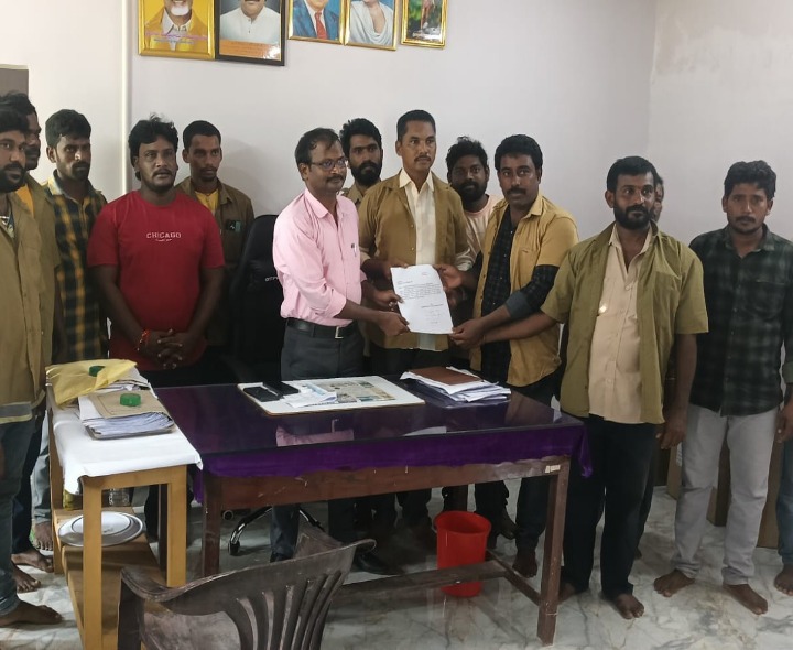 ‘ఉచిత బస్సు పథకంతో ఉపాధి కోల్పోతున్నాం’