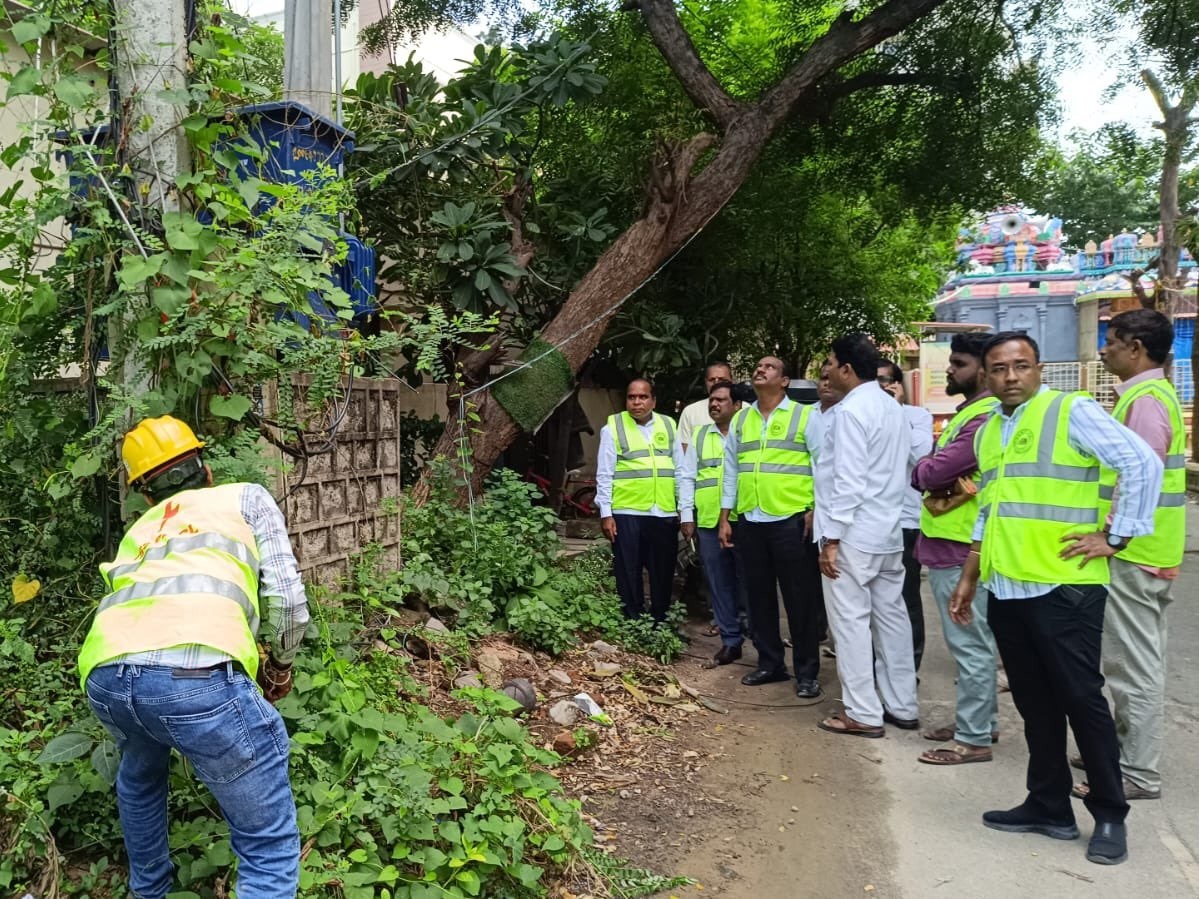 నగరంలో విద్యుత్ అధికారుల ‘బస్తీ బాట’