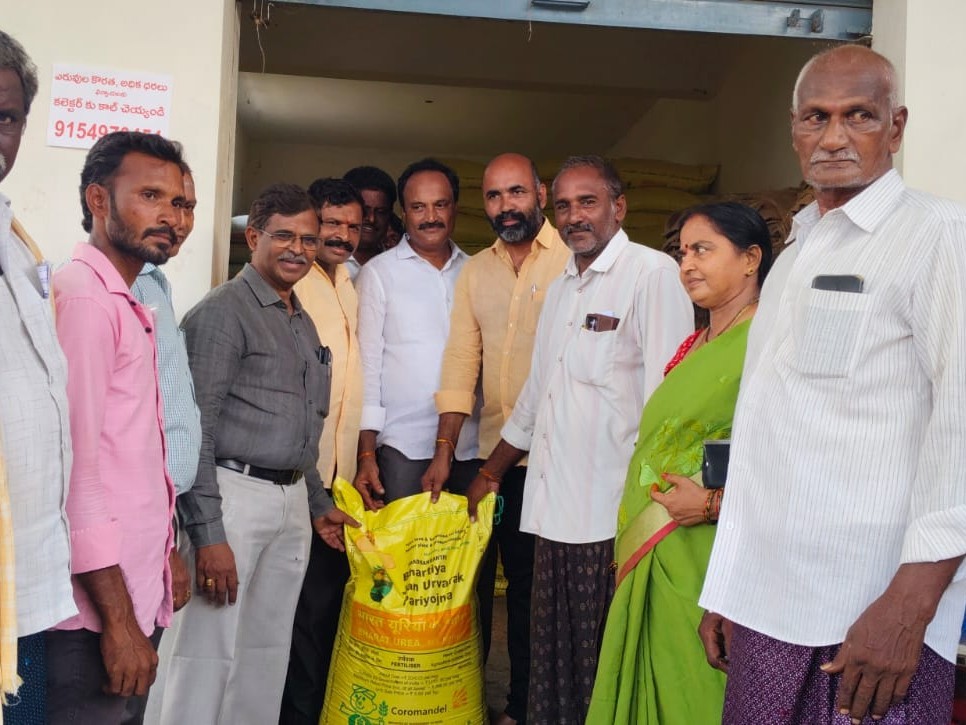 ‘రాజకీయాలకు తావు లేకుండా రైతులందరికీ ఎరువులు’