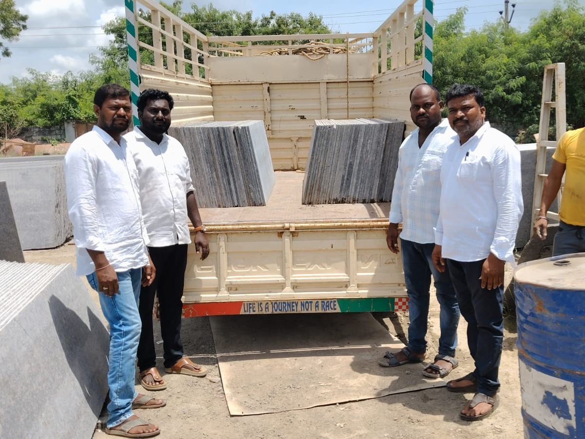 గ్రానైట్ విరాళం ఇచ్చిన కేంద్రమంత్రి
