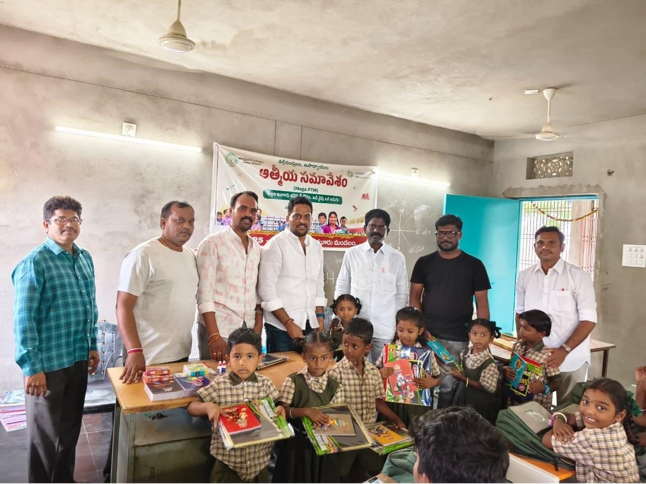 పాఠశాల విద్యార్థులకు పుస్తకాల పంపిణీ