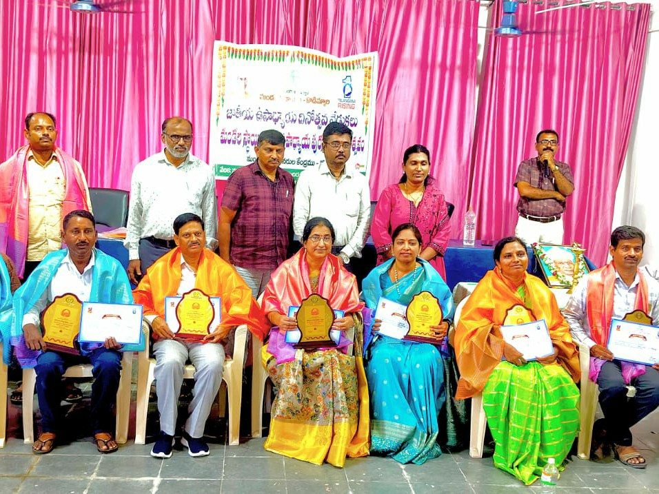 మండల స్థాయి ఉత్తమ ఉపాధ్యాయ అవార్డుల ప్రధానం
