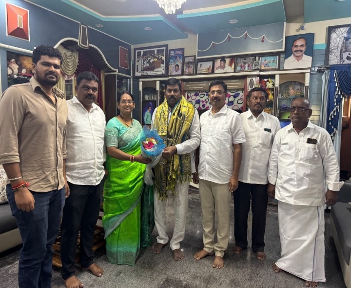 ఎమ్మెల్యేను కలిసిన జిల్లా అధ్యక్షురాలు