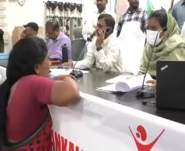 మీకోసం కార్యక్రమంలో అర్జీలు స్వీకరించిన కలెక్టర్