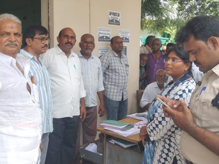 తేలప్రోలు PACSలో యూరియా పంపిణీ