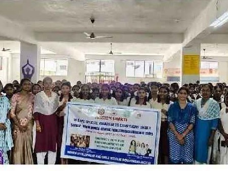 విద్యార్థినిలకు అవగాహన