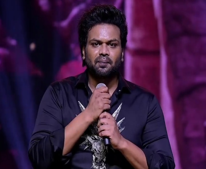 డైరెక్టర్ కాళ్ల మీద పడాలనిపించింది: మనోజ్