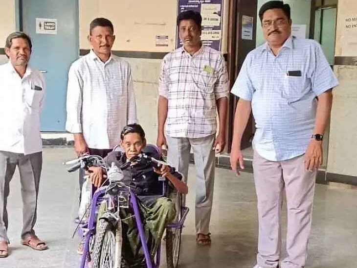 దివ్యాంగుడికి మూడు చక్రాల సైకిల్ అందజేత