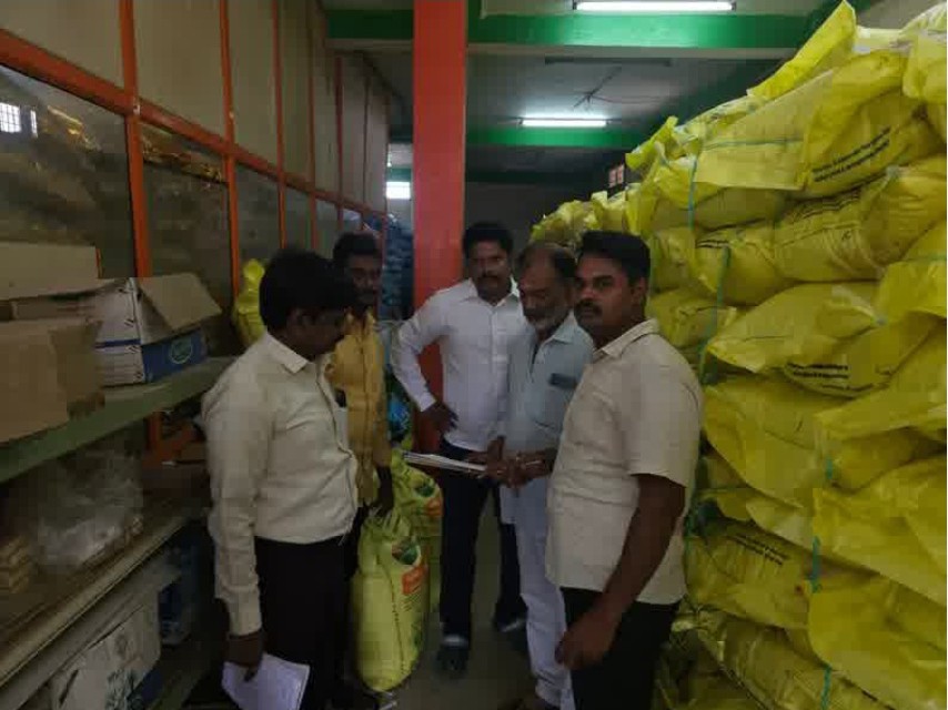ఎరువుల గోదాంలపై విజిలెన్స్ వ్యవసాయ శాఖ అధికారులు దాడులు