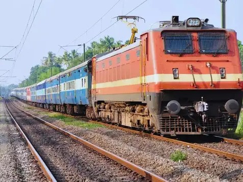 శ్రీకాకుళం రోడ్ మీదుగా ప్రత్యేక రైళ్లు