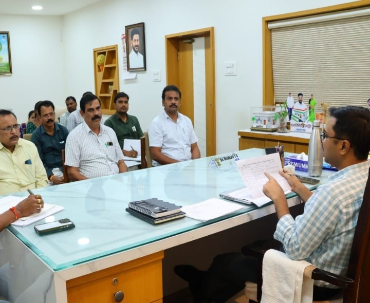 విద్యాశాఖ అధికారులతో సమీక్ష నిర్వహించిన కలెక్టర్