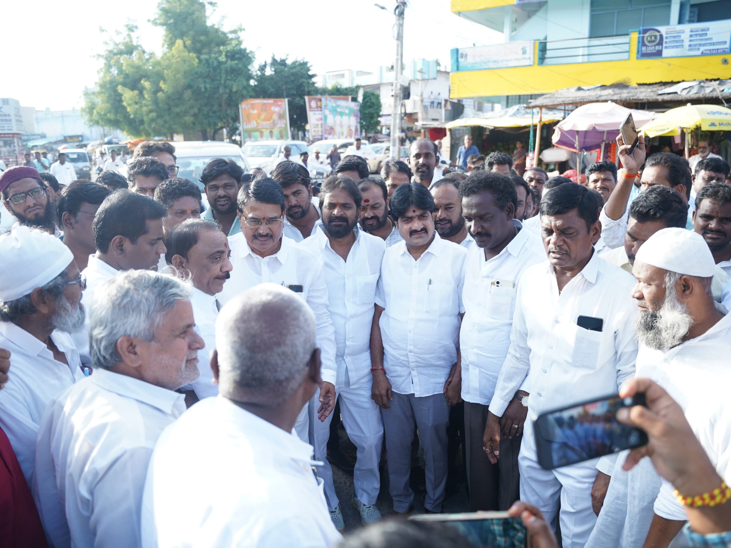 సభా ఏర్పాట్లను పరిశీలించిన బీఆర్‌ఎస్ నేతలు