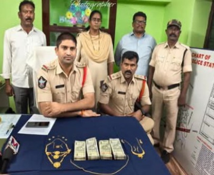 చోరీలకు పాల్పడుతున్న ఇద్దరు మహిళలు అరెస్ట్