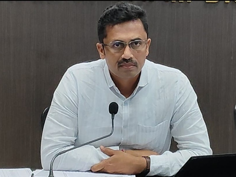 రైతులకు వద్దకు వెళ్ళండి: కలెక్టర్