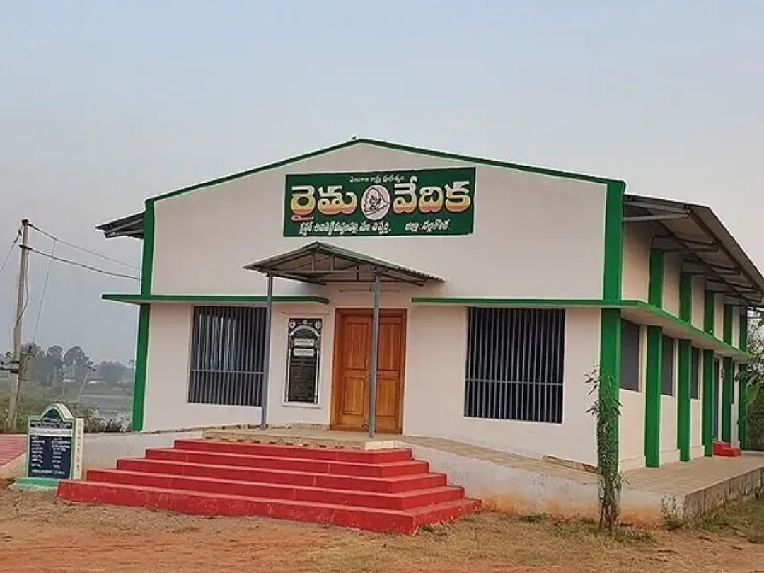 రైతు వేదికలో యూరియా