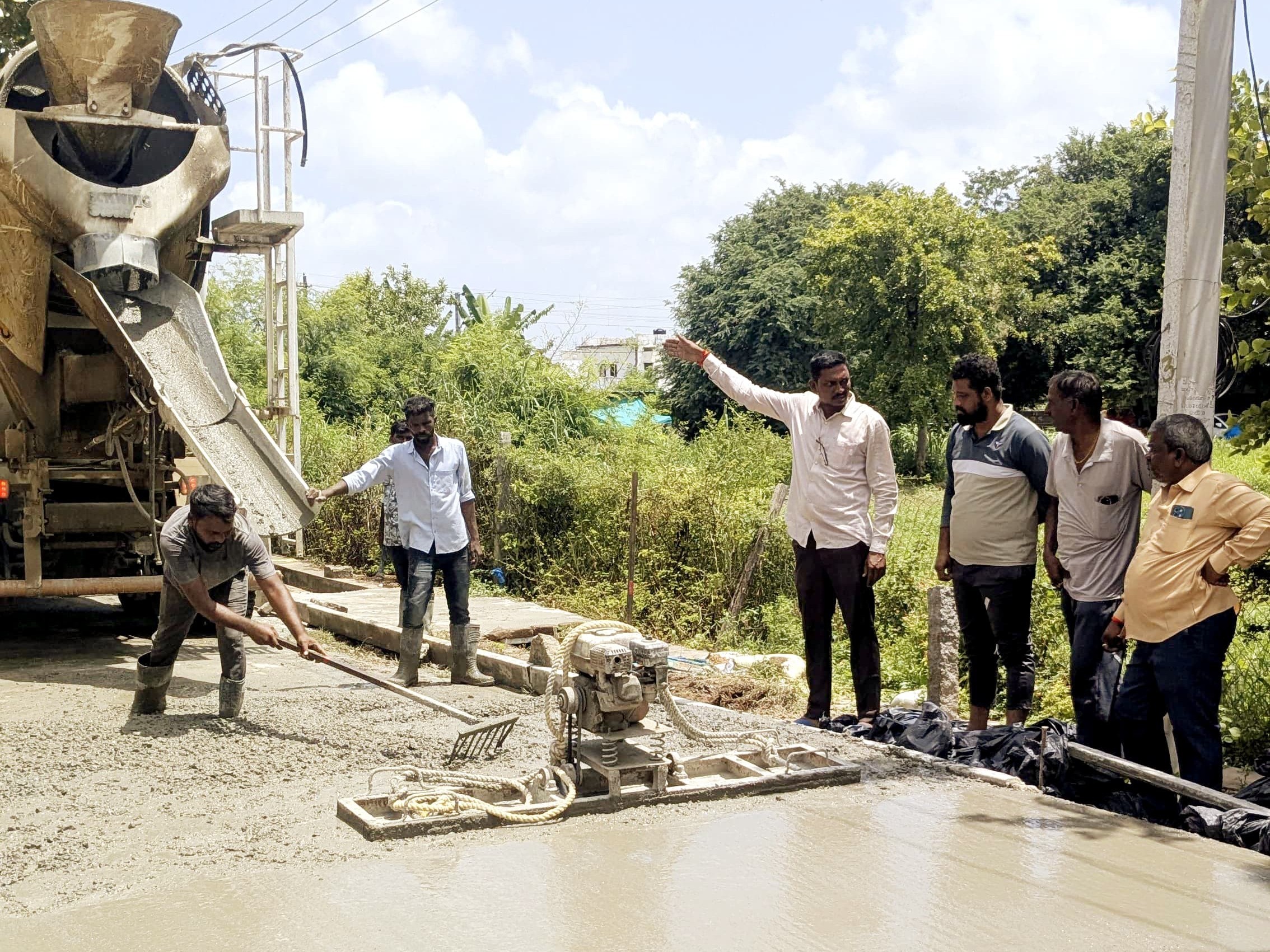 వీరభద్ర కాలనీలో సీసీ రోడ్డు పనులు ప్రారంభం