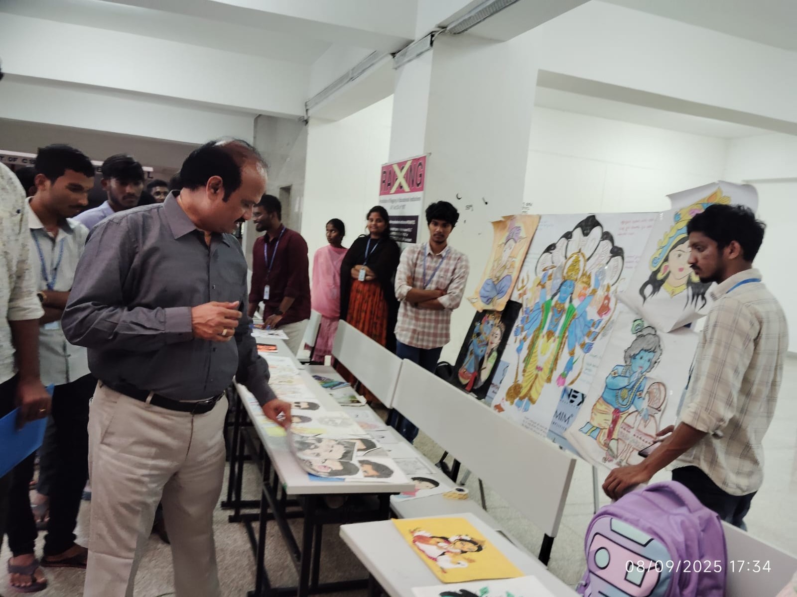 ‘విద్యార్థులను అభినందించిన ప్రిన్సిపల్’