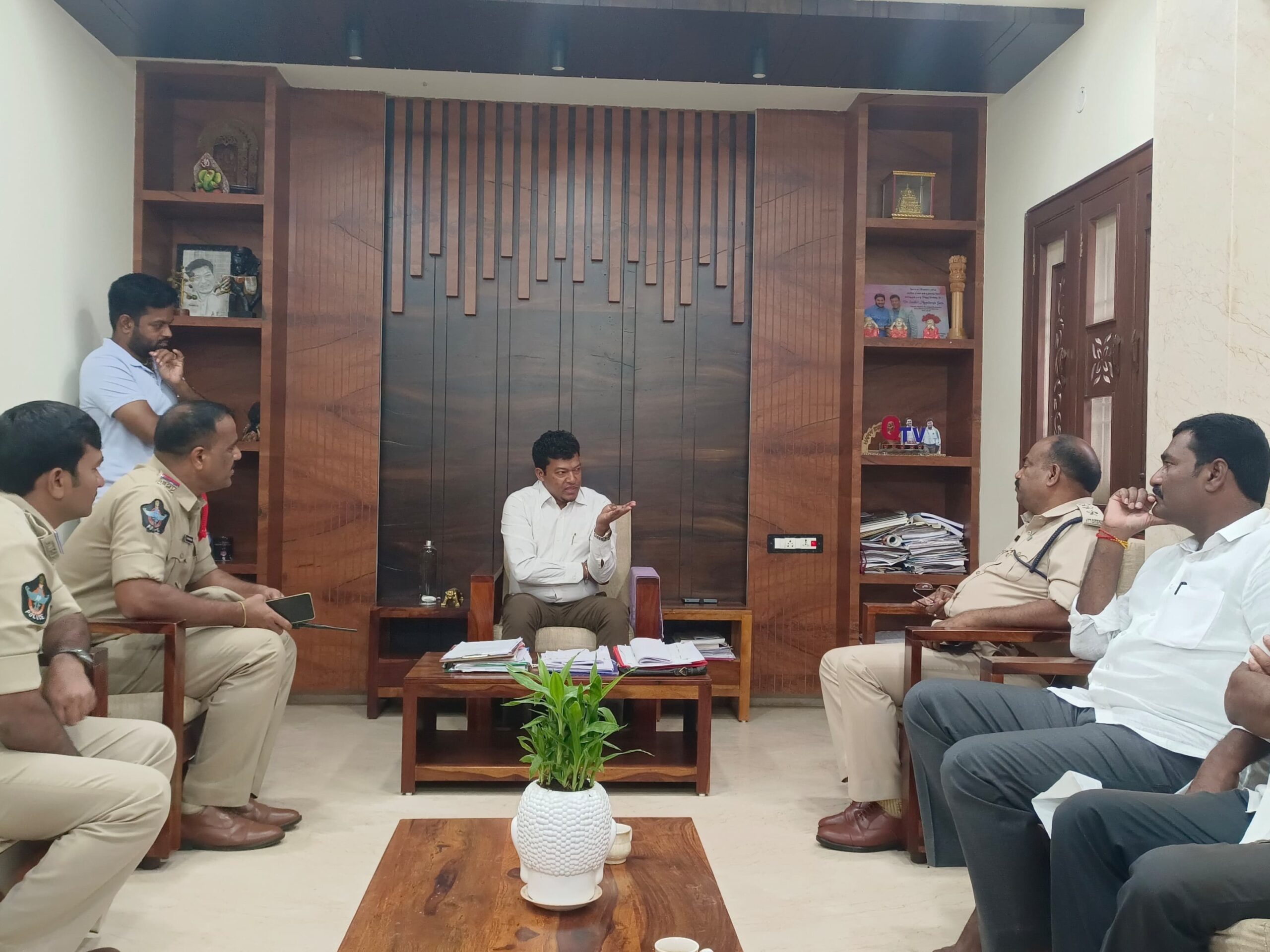మాజీ మంత్రి సీదిరి హౌస్ అరెస్ట్