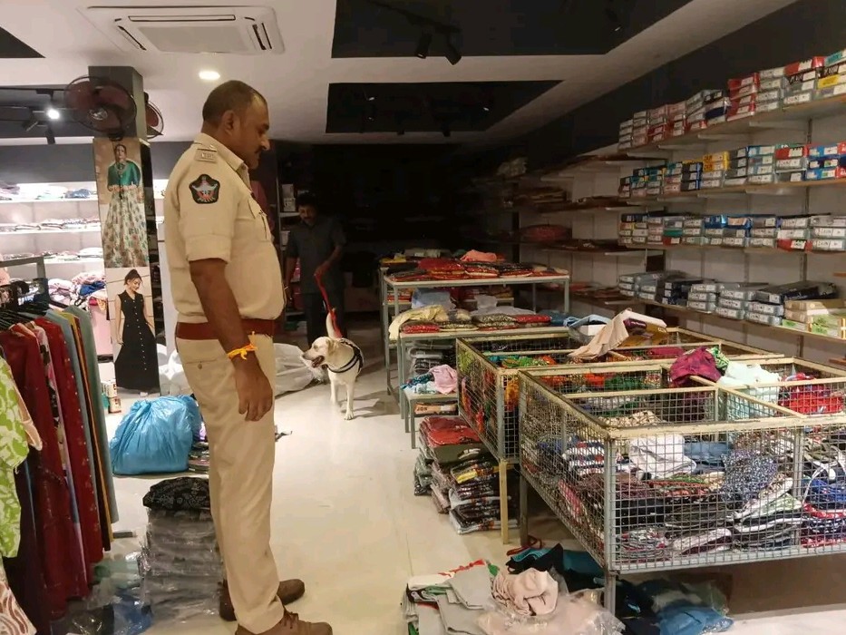 డాగ్ స్క్వాడ్ తో విస్తృతంగా తనిఖీలు: ఎస్సై