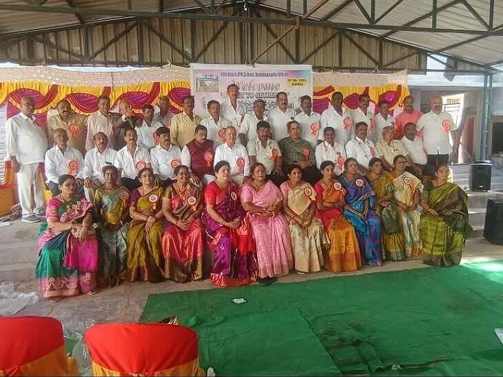 45 ఏళ్ల తర్వాత కలుసుకున్న పూర్వ విద్యార్థులు