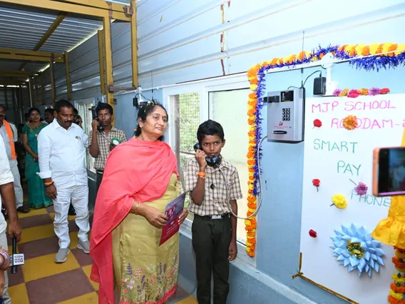 ఎంజేపీ స్కూల్లో స్మార్ట్ ఫోన్లను ప్రారంభించిన మంత్రి
