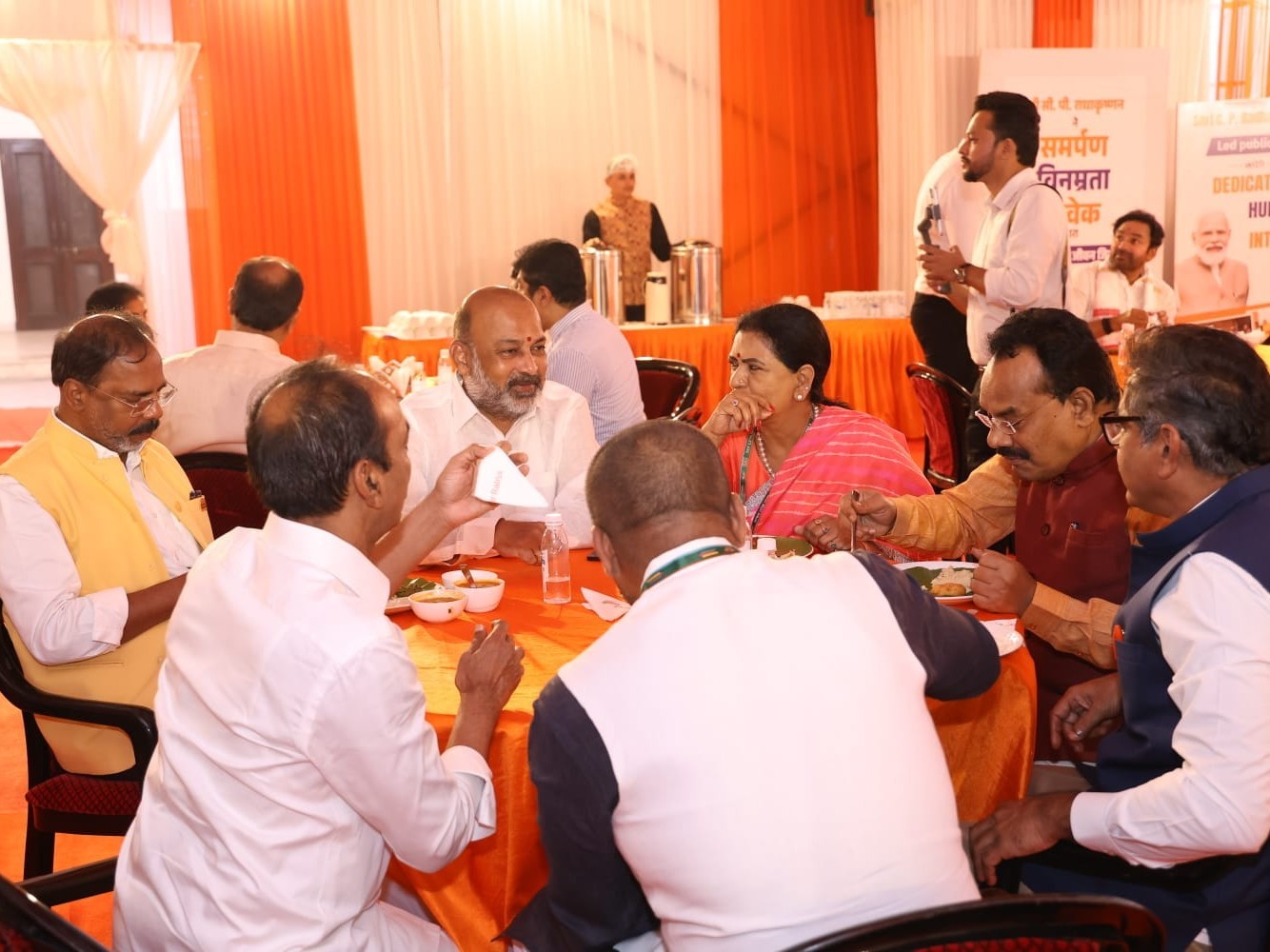 బ్రేక్ ఫాస్ట్ మీటింగ్‌కు హాజరైన ఎంపీ డీకే అరుణ