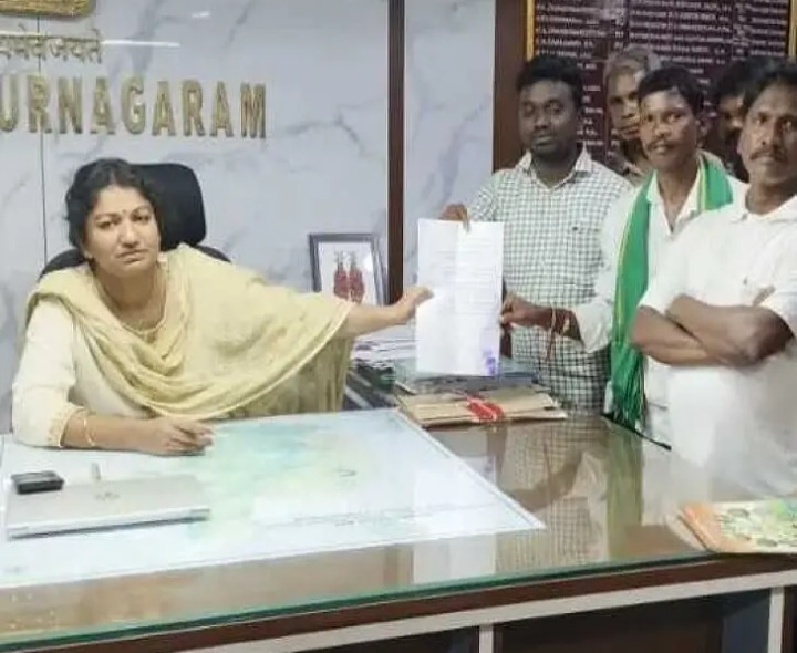 రోడ్డు, వంతెన నిర్మాణం కోసం ఆదివాసీలు వినతి