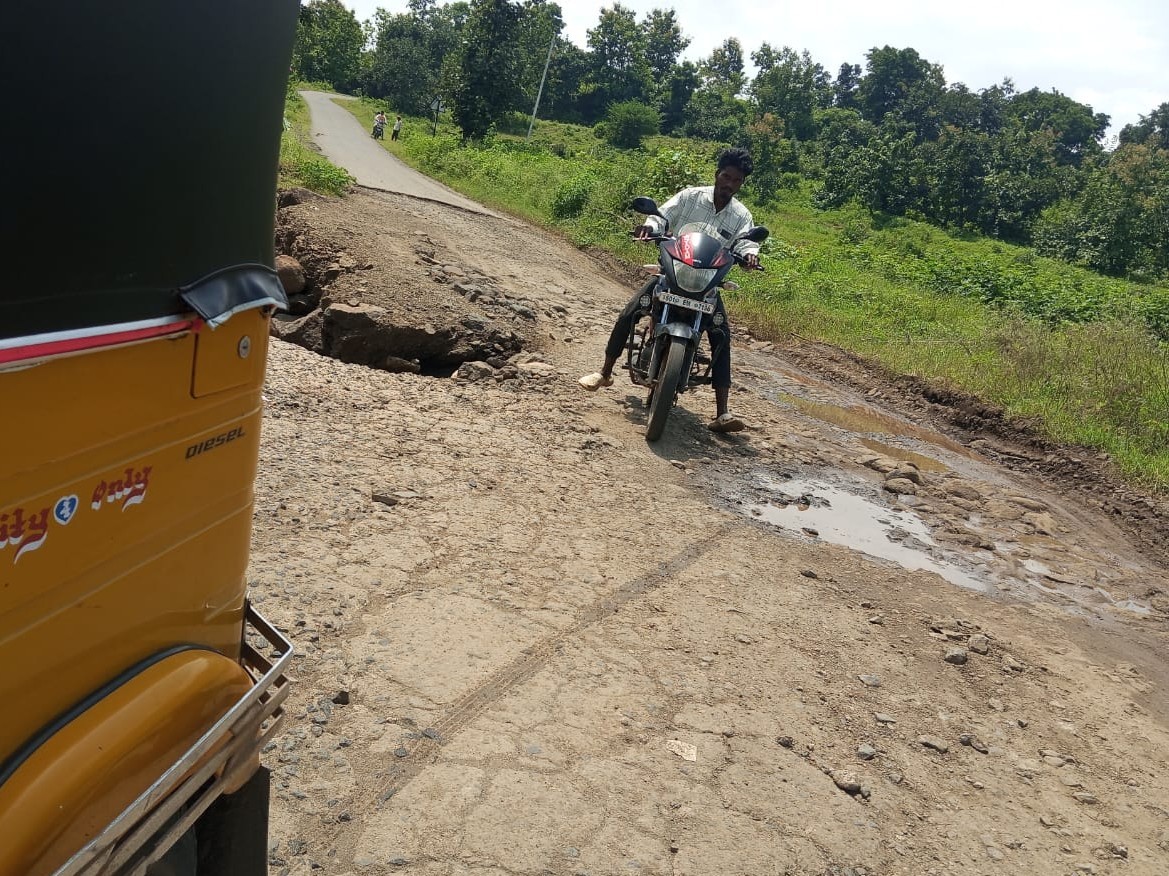 గుంతలమయంగా మారిన దుప్పాపూర్ రోడ్డు