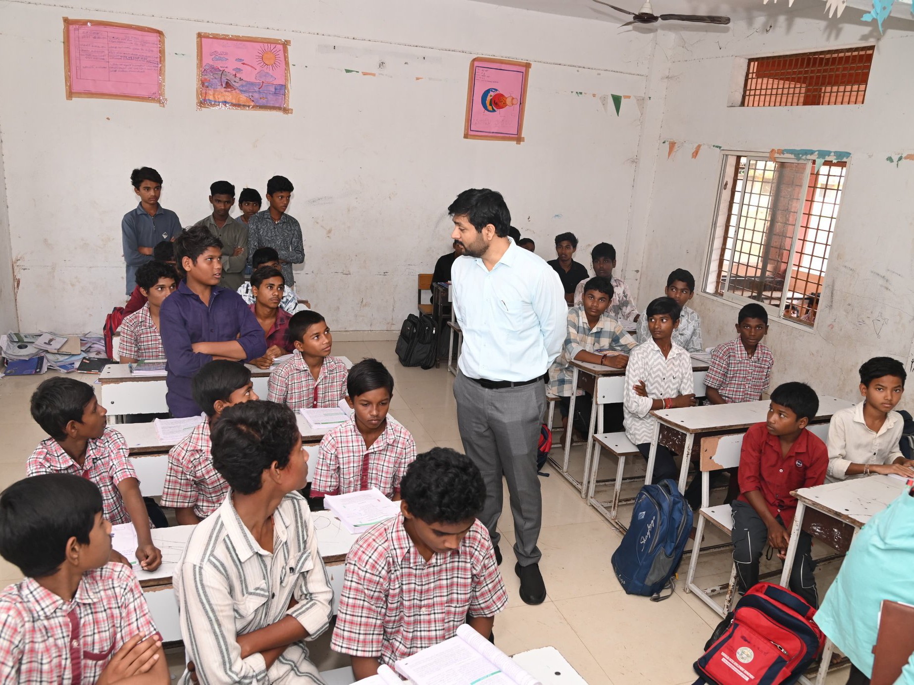 ZP బాలుర పాఠశాలను సందర్శించిన కలెక్టర్