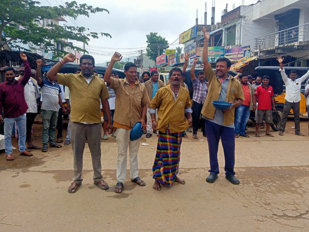 స్త్రీ శక్తితో రోడ్డున పడ్డ ఆటోడ్రైవర్లు