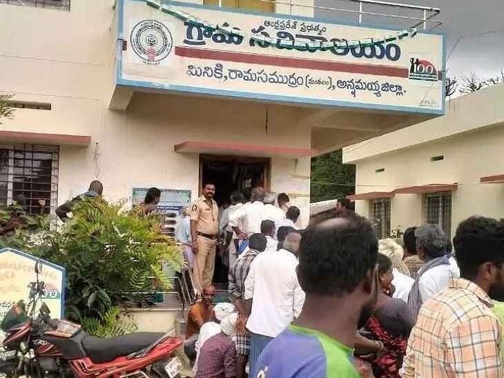 రామసముద్రంలో యూరియా కోసం బారులు తీరిన రైతులు