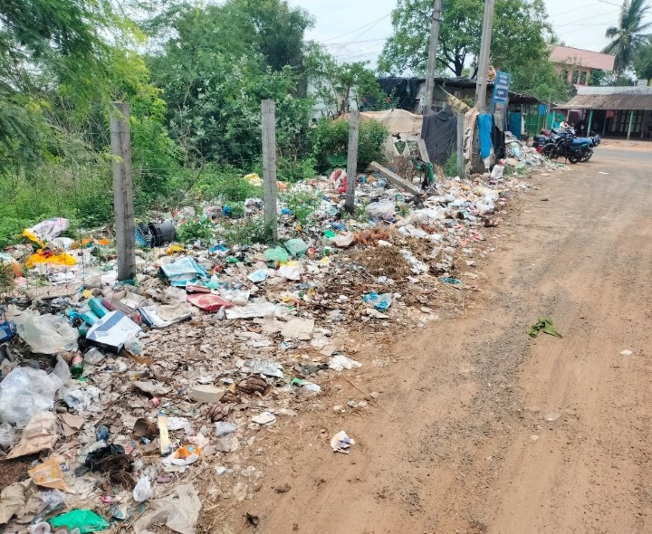 ‘రోడ్డు మార్గంలో చెత్త కుప్పలు’