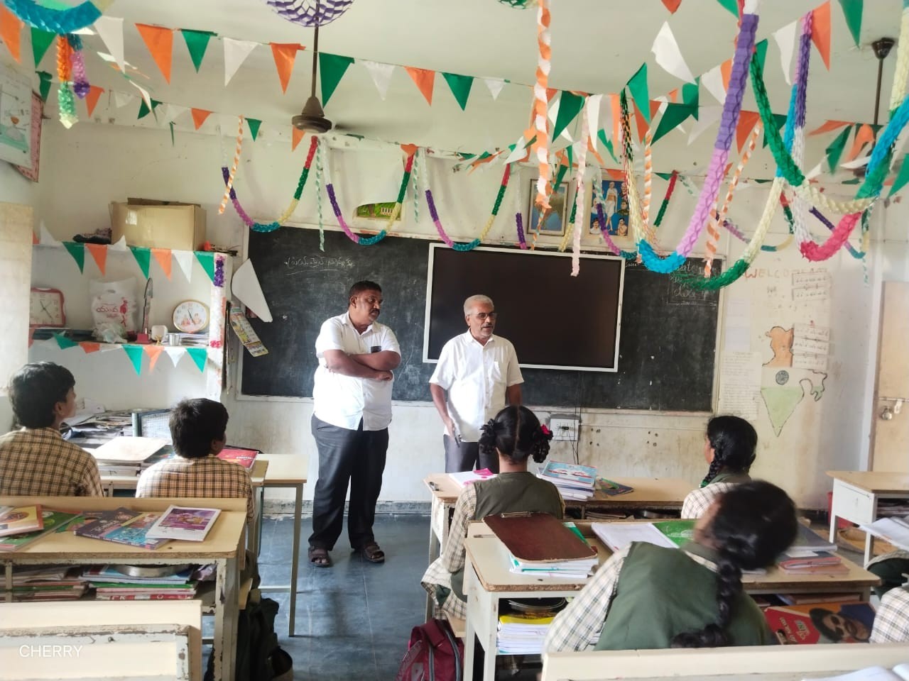 ‘విద్యార్థులకు మెరుగైన విద్యాబోధన అందించండి’
