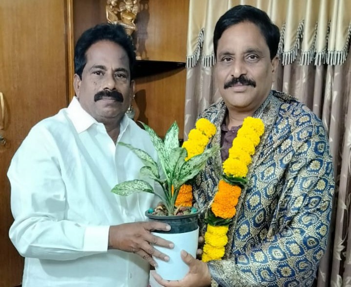 రాష్ట్ర కమ్మ కార్పొరేషన్ డైరెక్టర్‌ను కలిసిన వెంకటేశ్వర్లు