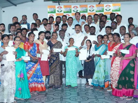 సీఎంఆర్ఎఫ్, కళ్యాణ లక్ష్మీ చెక్కుల పంపిణీ