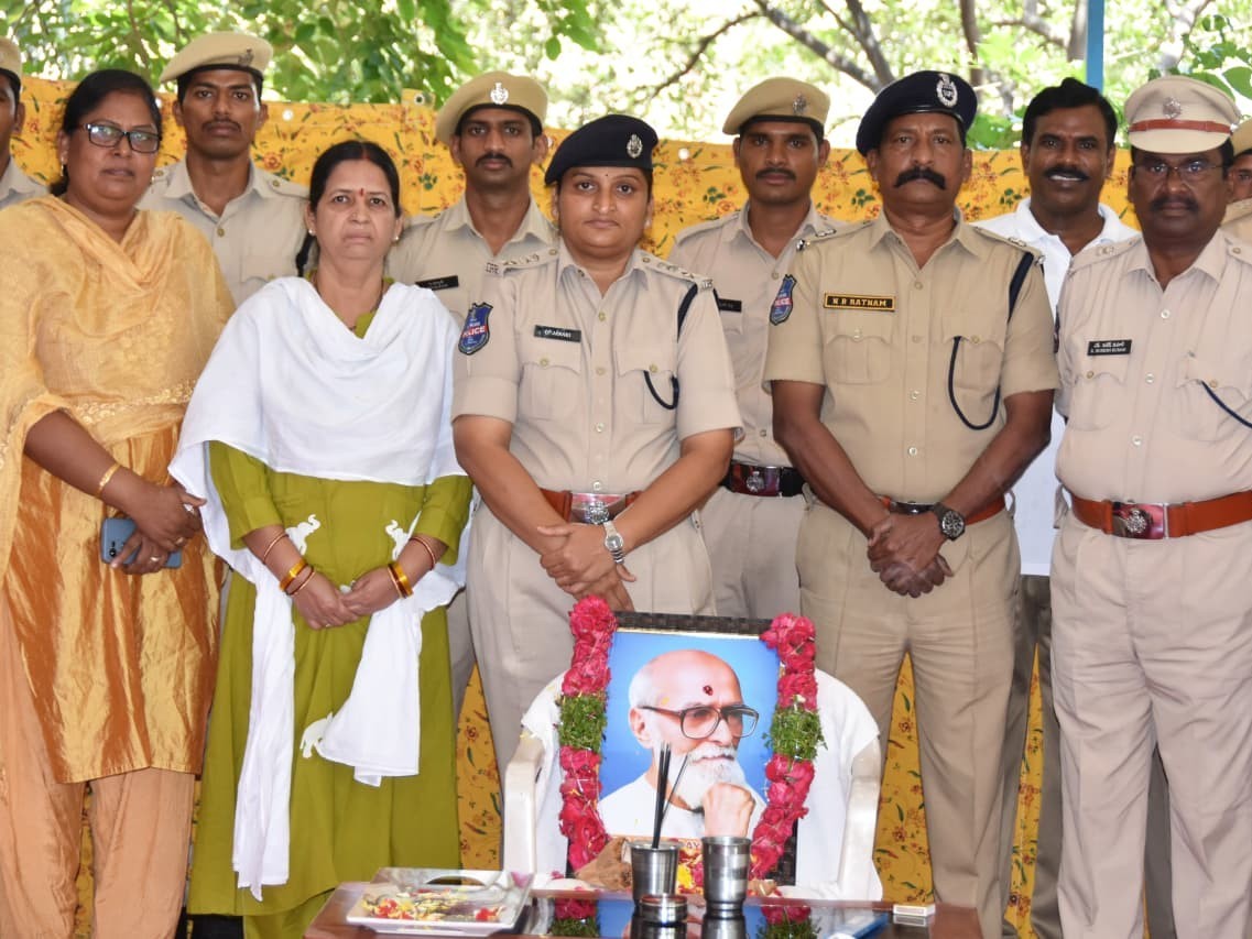 కాళోజీ ఆలోచనలు సమాజానికి మార్గదర్శకం: ఎస్పీ