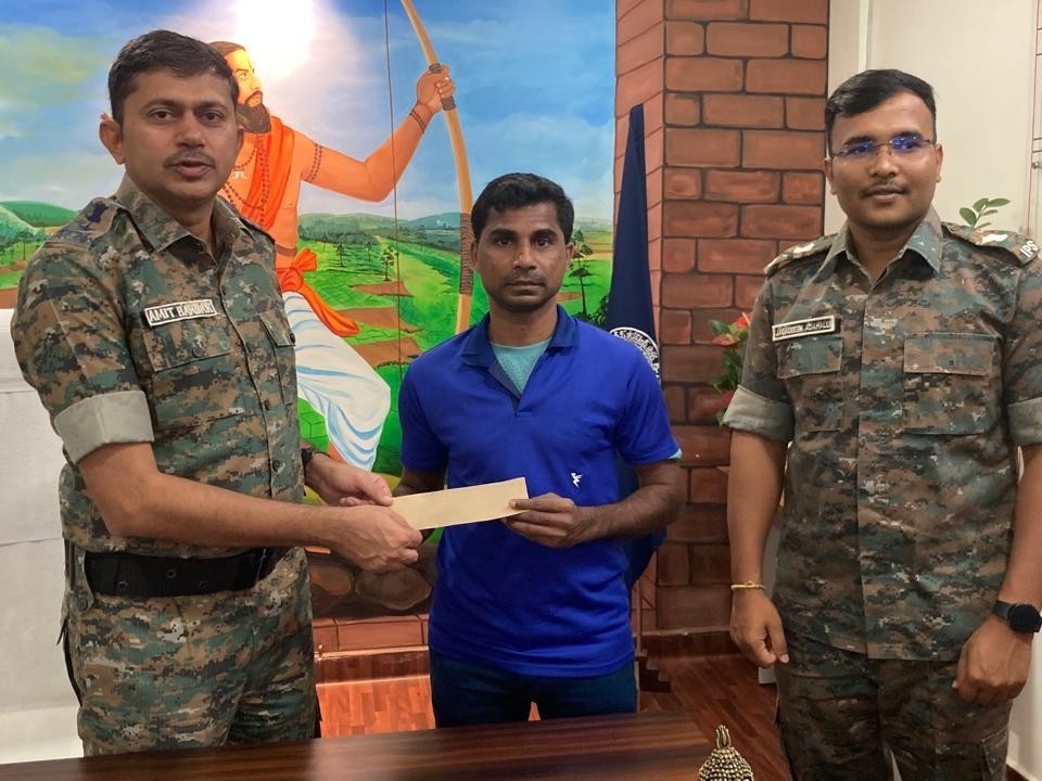 లొంగిపోయిన మావోయిస్టు సభ్యుడు