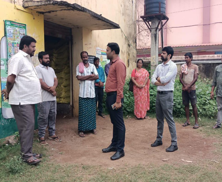 యూరియా నిలువలను  తనిఖీ చేసి రెవిన్యూ డివిజనల్ అధికారి