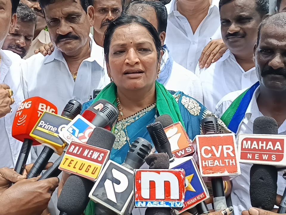 మెడికల్ కాలేజీలను ప్రైవేటు కరణ చేస్తే ఊరుకోము: ఉషశ్రీ