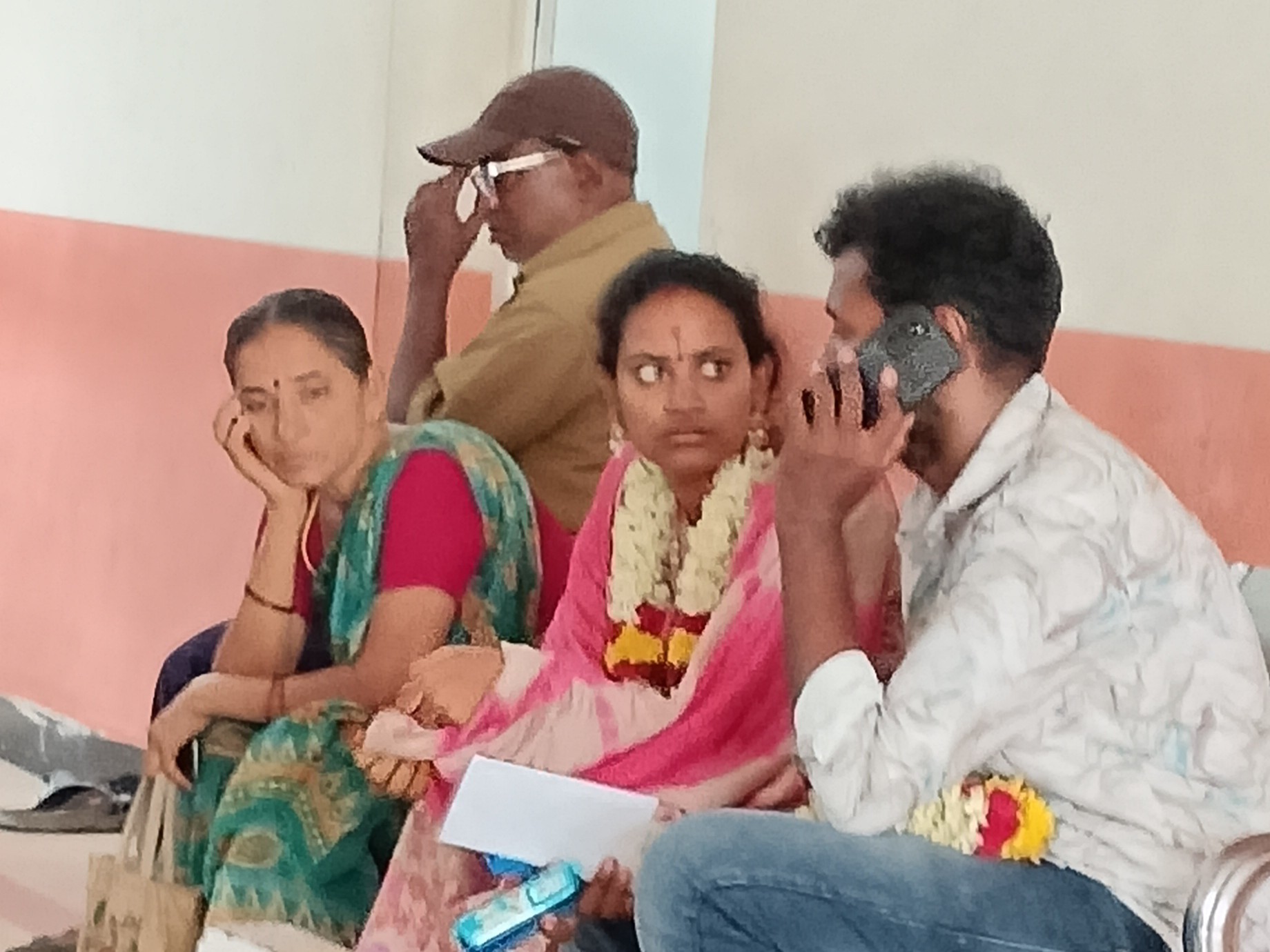 పోలీసులను ఆశ్రయించిన ప్రేమ జంట