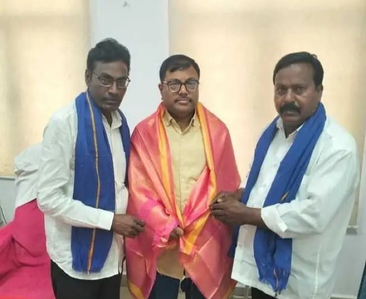 ఆసుపత్రి సూపరింటెండెంట్‌ను సన్మానించిన.. MRPS నేతలు